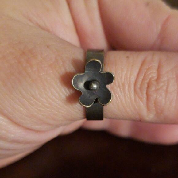 Handmade Argentium Silver Oxidized Flower Ring, size 8.25 - Picture 4 of 7